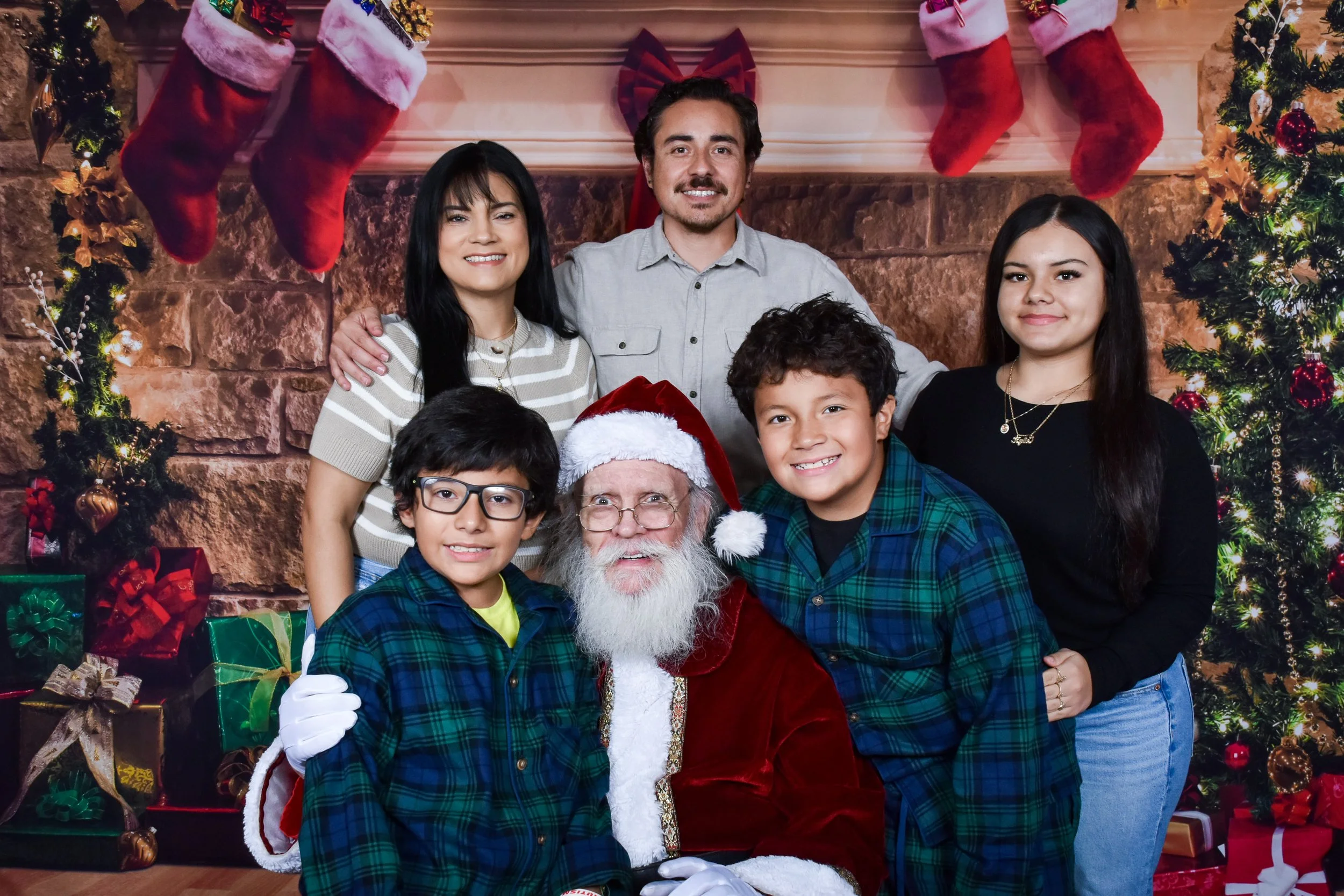 Team Remo Photos with Santa 2025 - Magdaleno Family.jpg