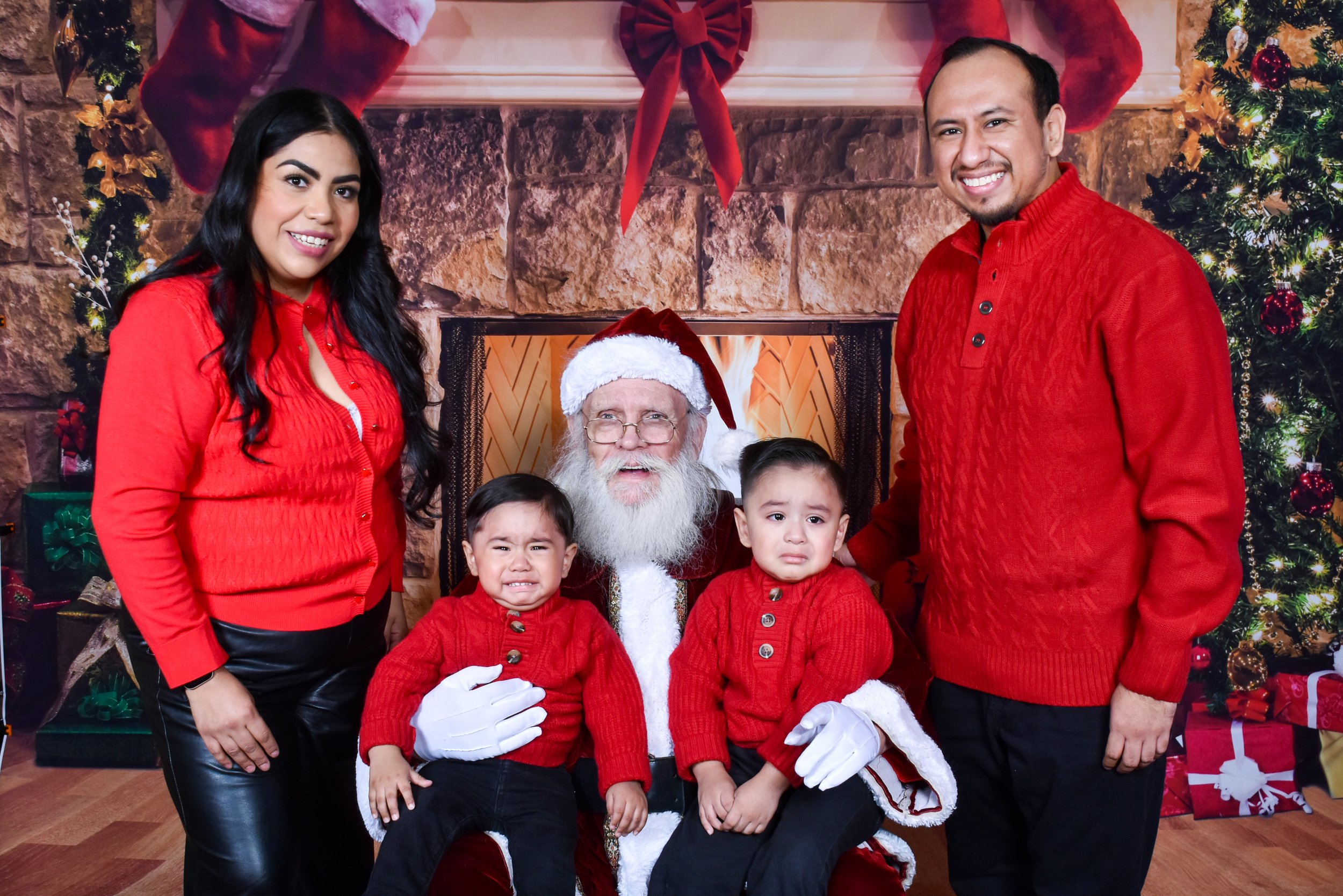 Team Remo Photos with Santa 2025 - Miramontes Family 4.jpg