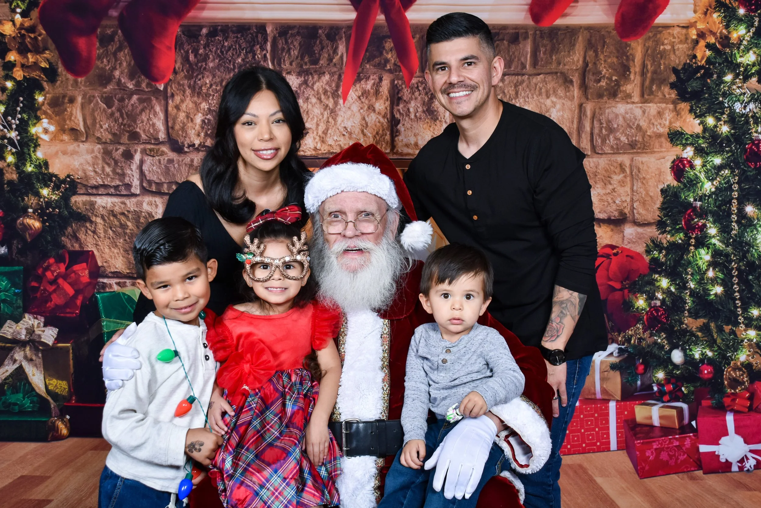 Team Remo Photos with Santa 2025 - Ponza Family 1.jpg