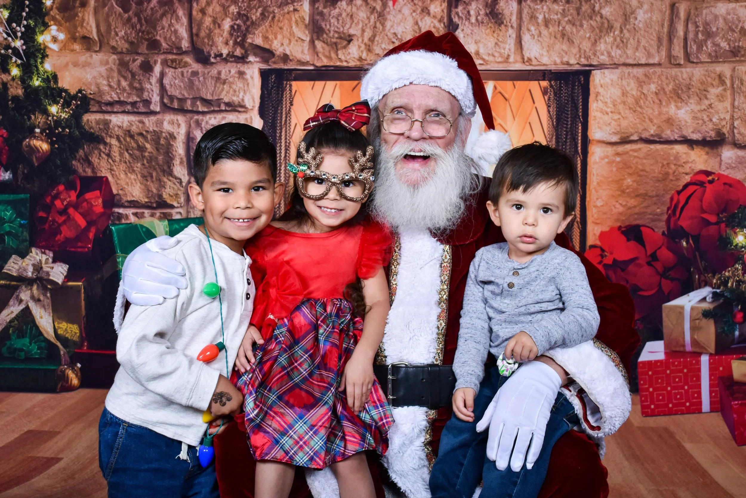 Team Remo Photos with Santa 2025 - Ponza Family 3.jpg