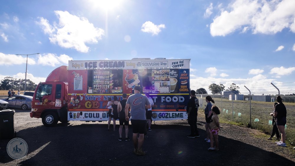 airplane viewing area, bulla, mamma knows melbourne - copyright