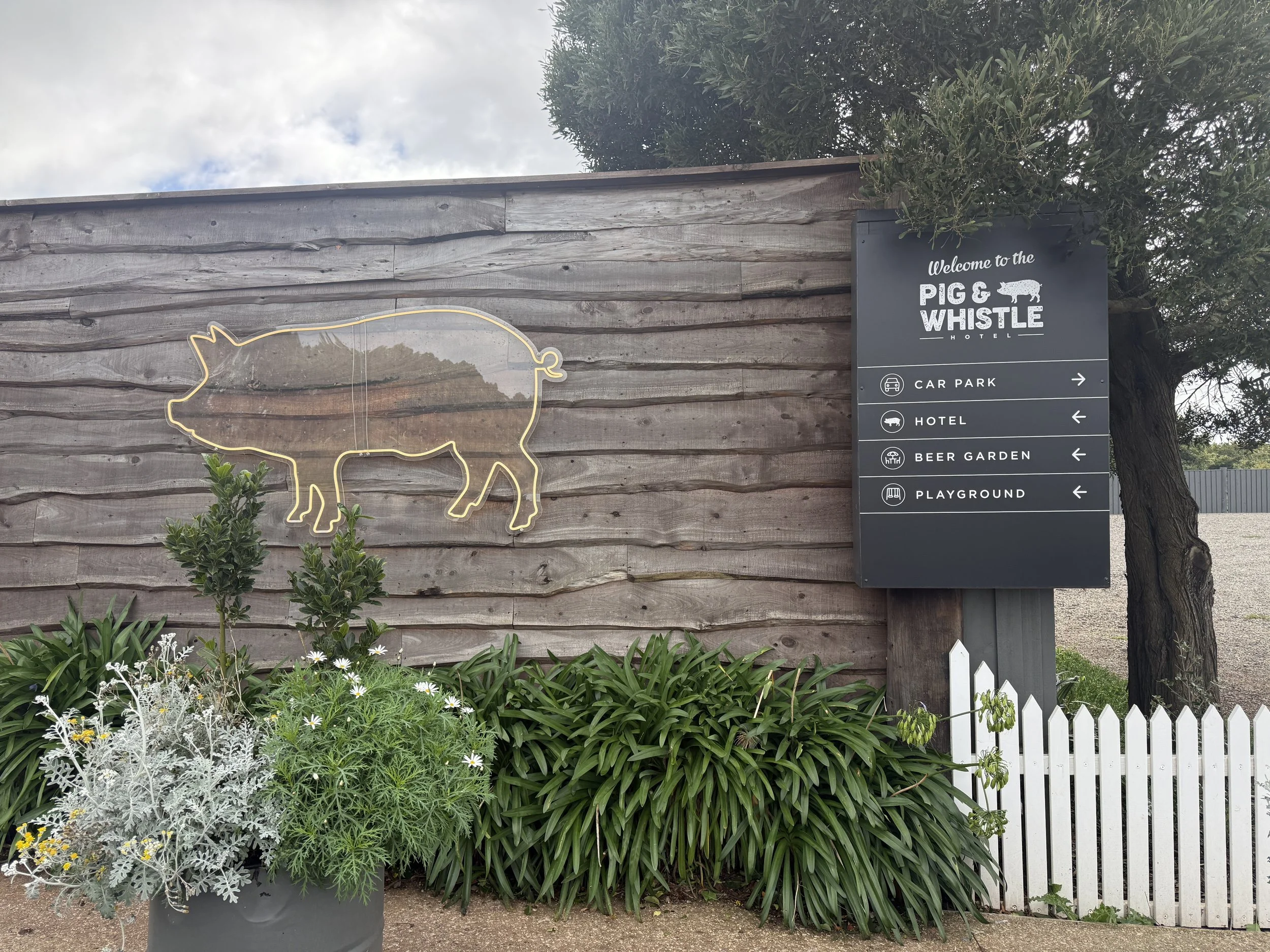Pig and Whistle, Trentham