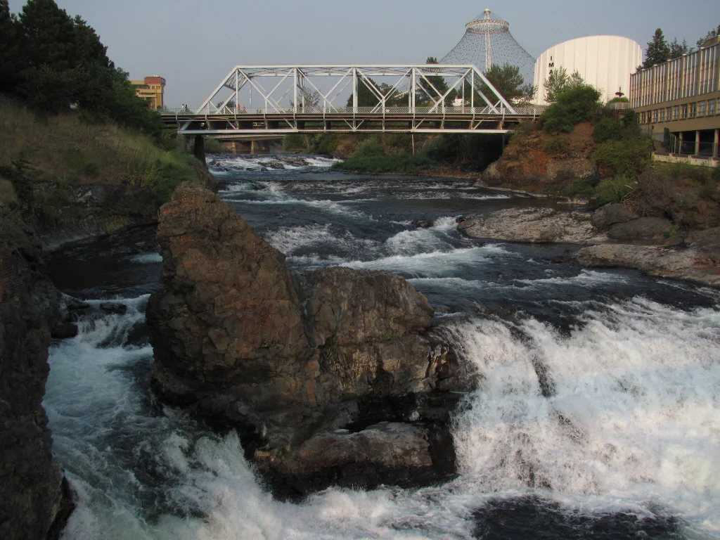 Waterfalls_in_Riverfront_Park_along_Spokane_River,_downtown_Spokane.jpg