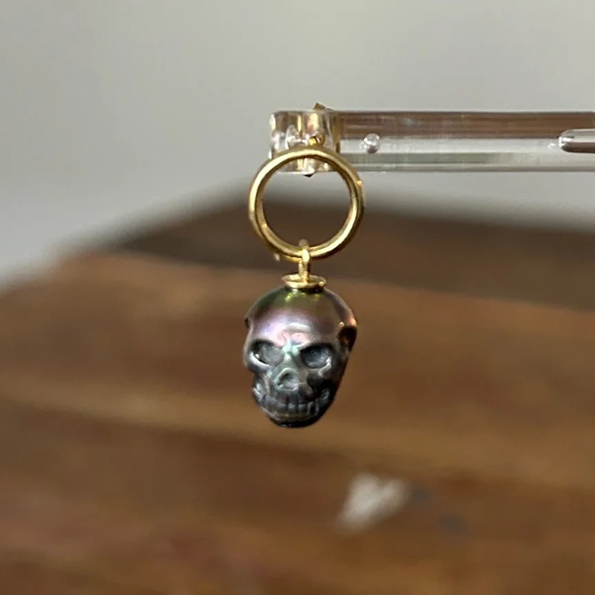 roseblack_2025_black_skull_gold_earring.jpg