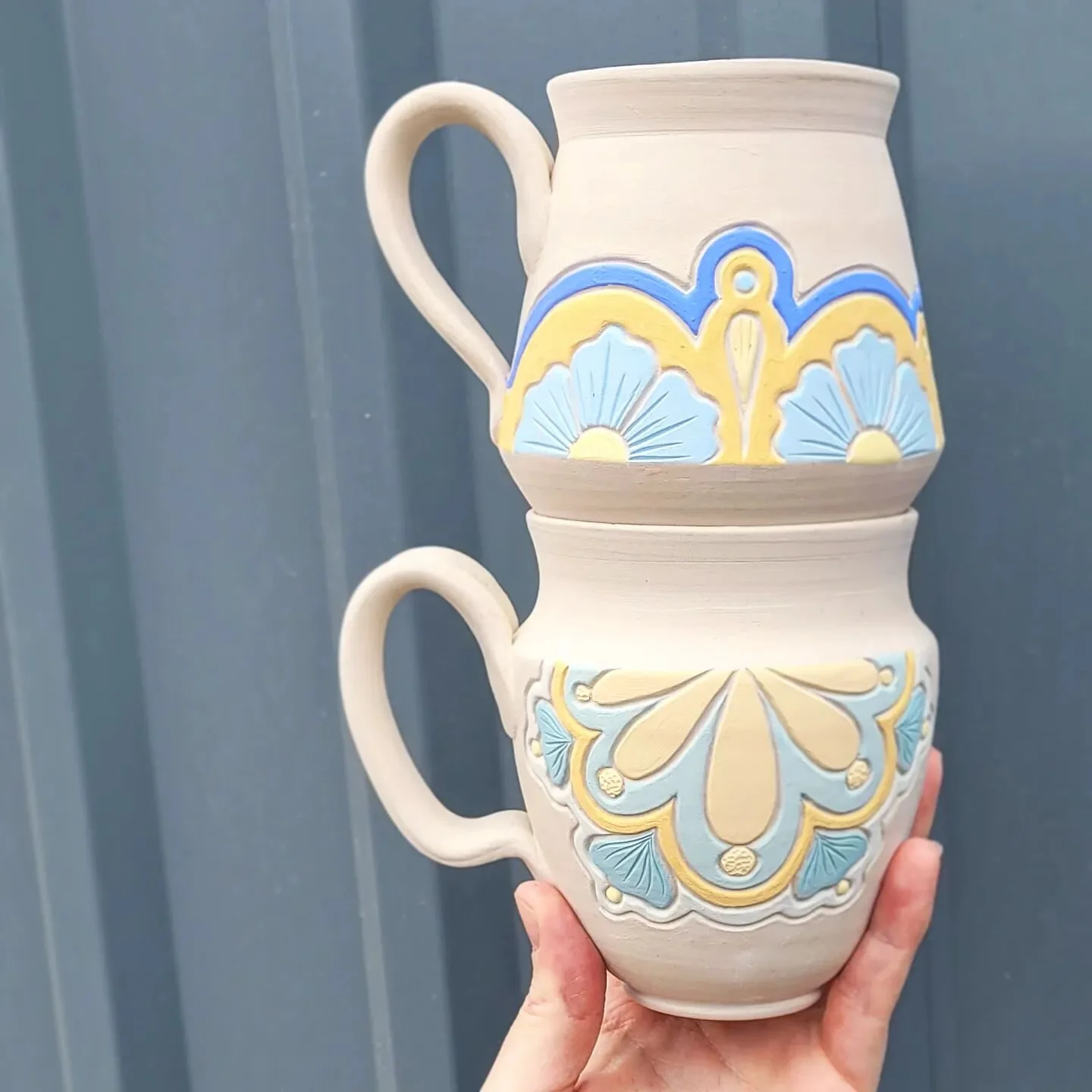 Loving this new batch of Retro Bloom mugs. I'm testing out some new color combos and,as always, lots of new patterns! 
💙
💛
#wip #new #mug #coffee #pottery #ceramics #tea #shape #form #pattern #color #talavera #sgraffito #underglaze #process #maker 