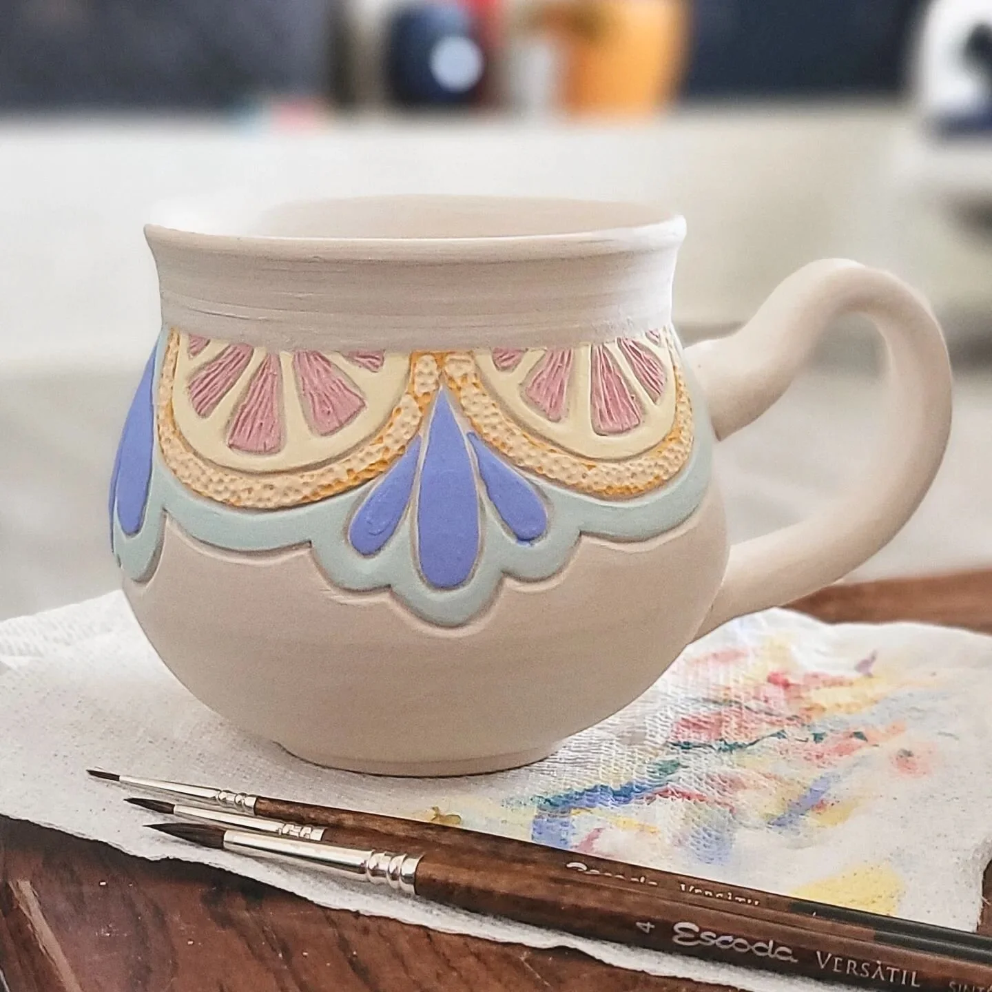 Can't resist the citrus. Loving my new @speedball_art paintbrushes 👌
.
.
.
#wip #new #mug #coffee #pottery #ceramics #tea #shape #form #pattern #color #talavera #underglaze #process #maker #studiovibes #inspiration #colorpop #handmade #retrobloom #v