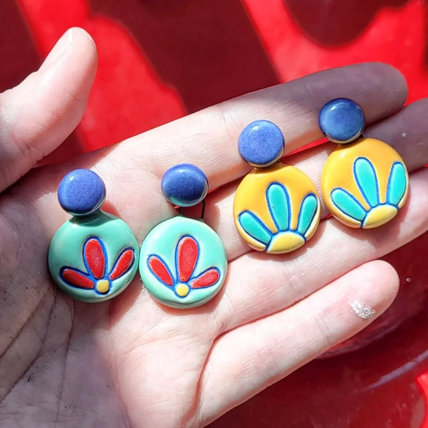 So happy with the first round of Retro Bloom Ear Jackets! Cannot wait to show y'all the rest ❤️
.
.
.
#ceramicjewelry #earjackets #mod #colorblock #pop #statementjewelry #clayjewelry #earrings #talavera #girlboss #claybae #bisque #kiln #madeinaskutt 