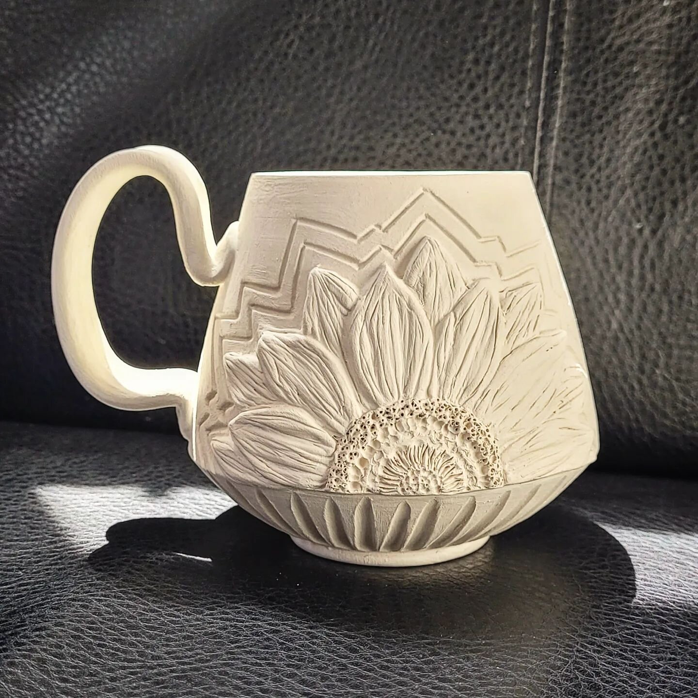 3D florals are back!!! My plan is to combine them with my carved retro bloom designs. So excited to start this batch of work! 
🌻
What flower(s) would you like to see?
.
.
.
#local #sunflower #handbuilt #3D #retrobloom #mug #geometric #vintagemodern 