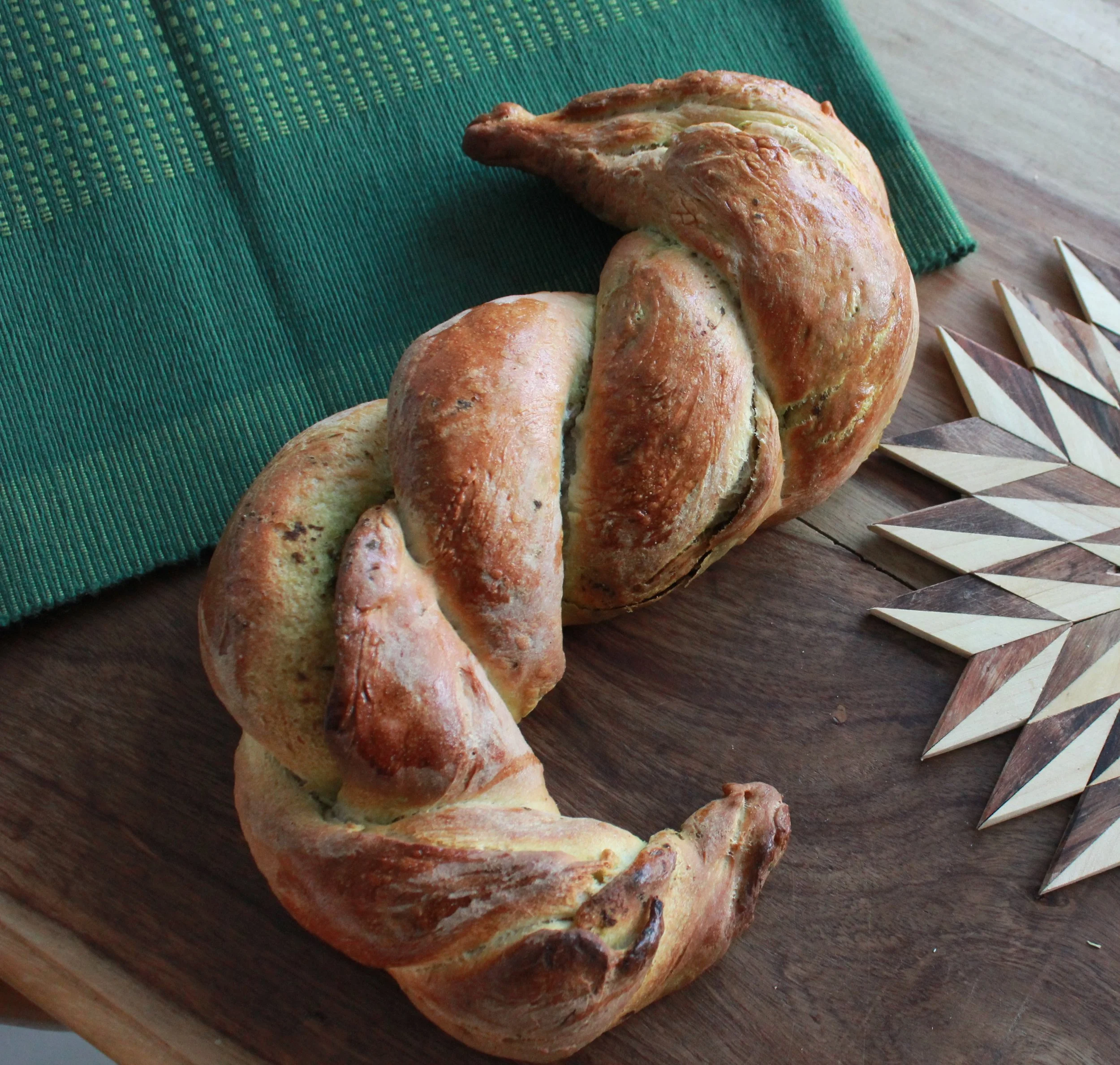 Pesto seahorse bread twist