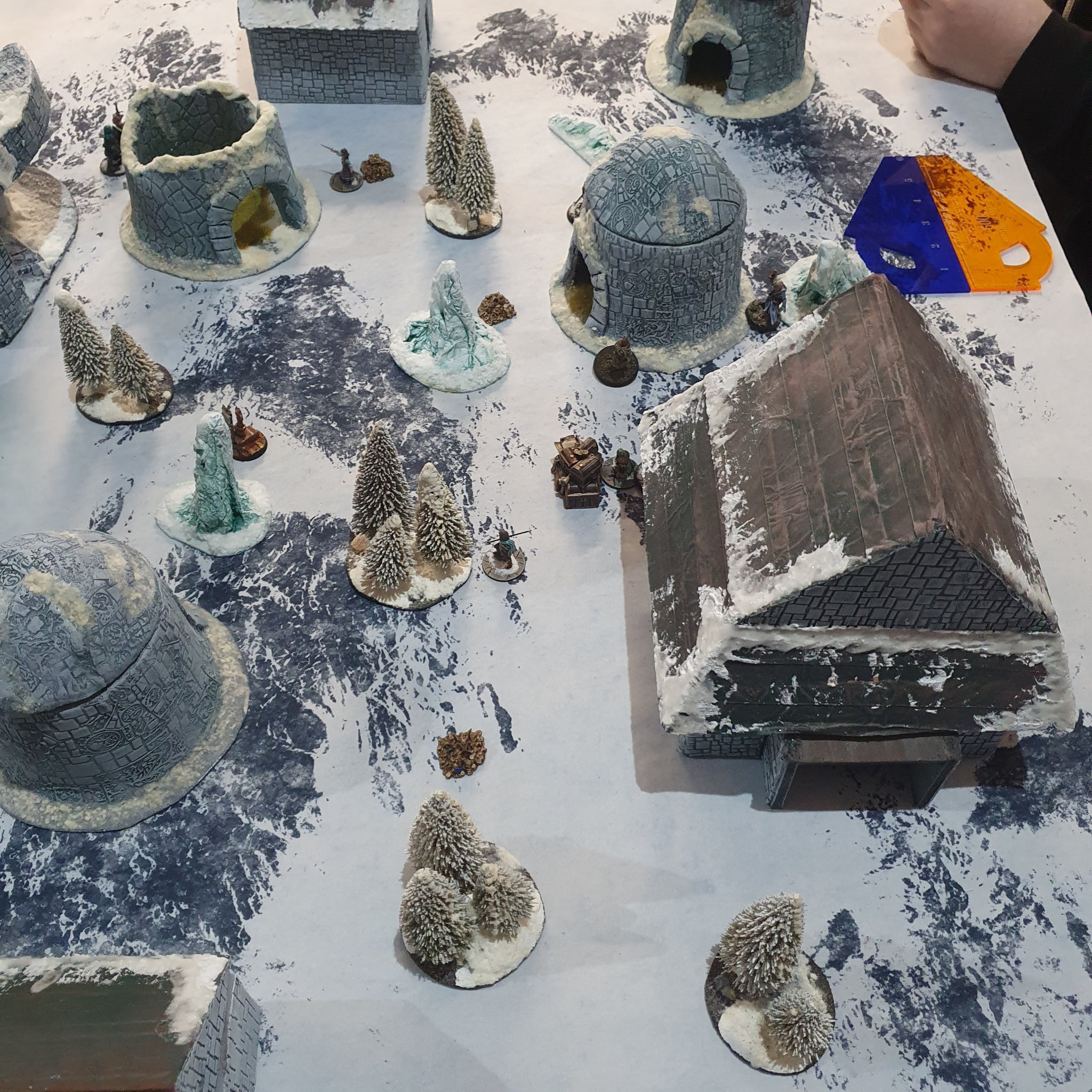 Frostgrave explorers enter an abandoned town 