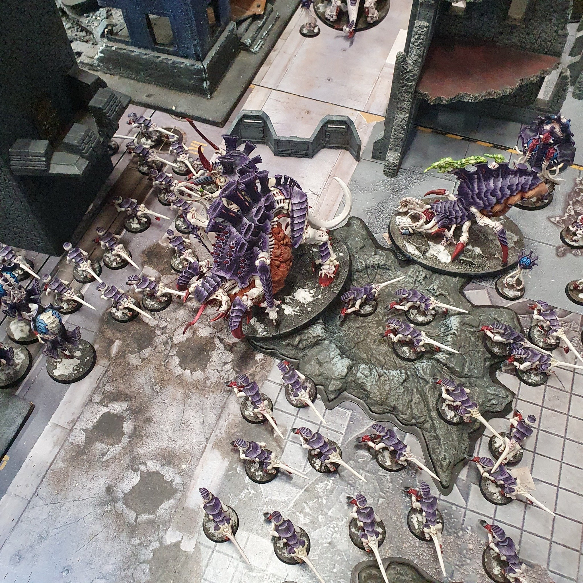  Tyranids swarm a ruined city in the far future 