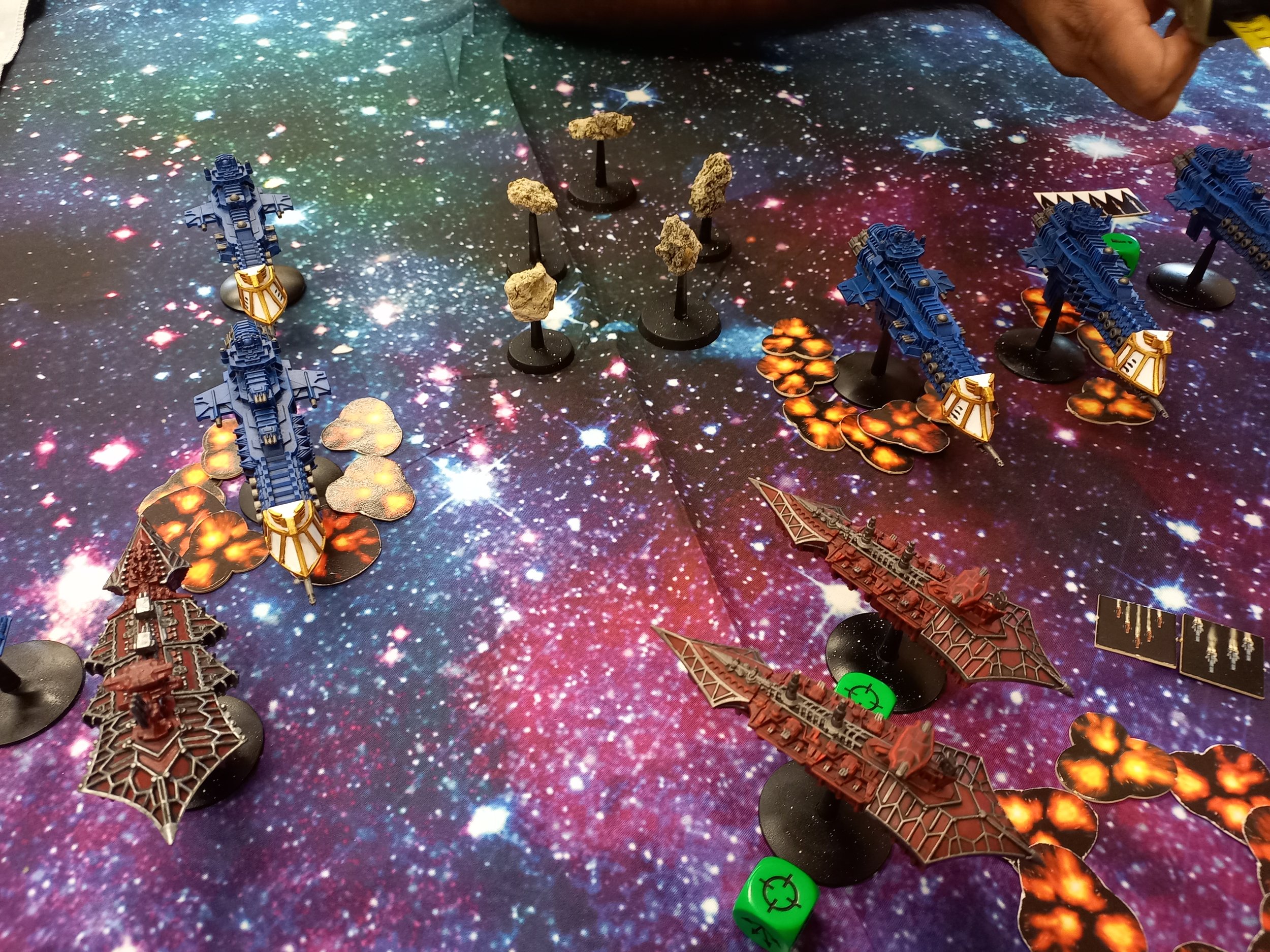  Battle Fleet Gothic: The imperial fleet smashes through a chaos incursion 