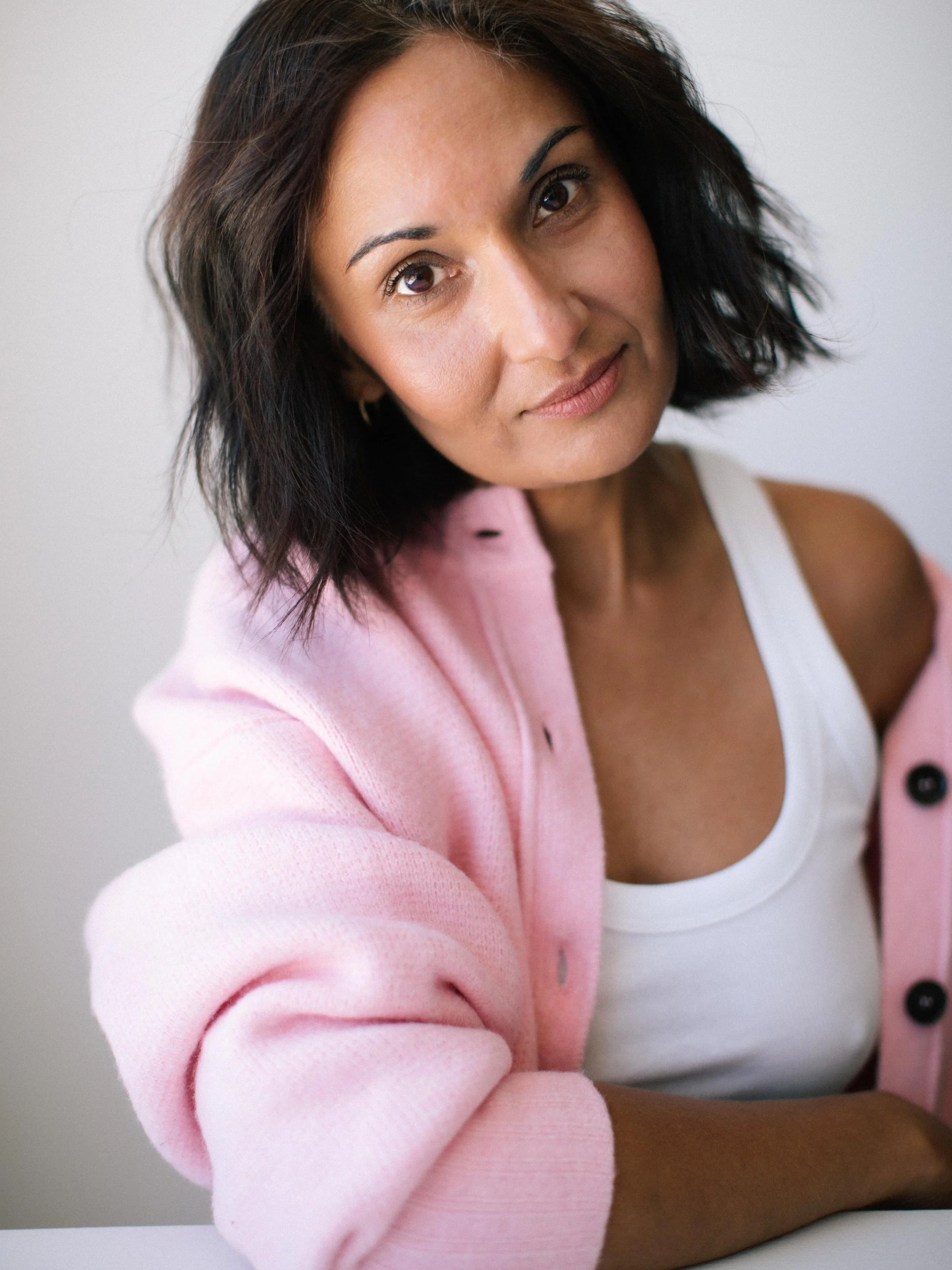 BERIAH ✨ I don&rsquo;t believe portraits should feel like a performance.

Beriah told me that in the past, she&rsquo;s felt awkward and nervous in front of the camera. Which is so common. Most people arrive to a shoot already bracing themselves a lit