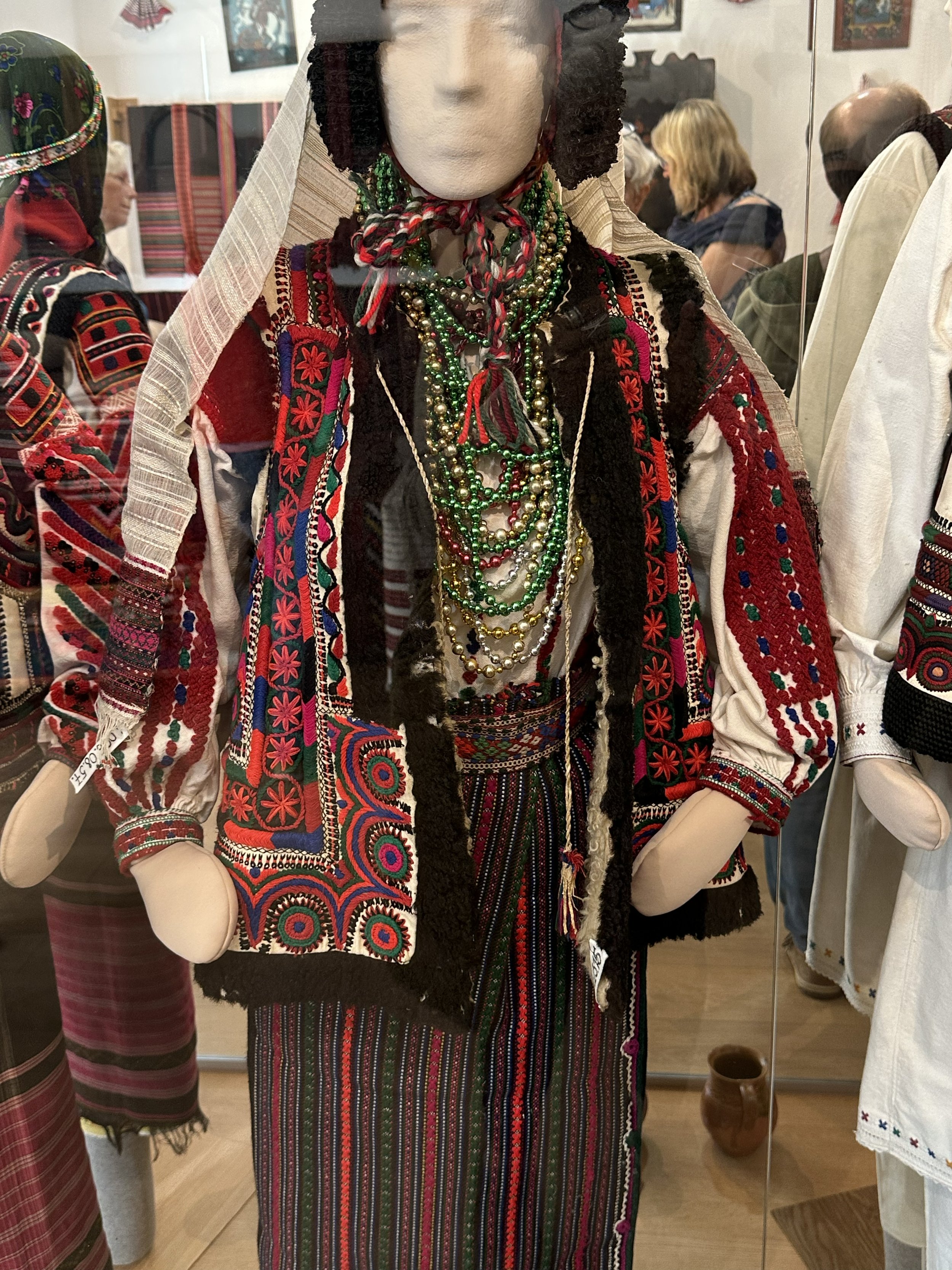 transylvania 10 embroid clothes.jpg