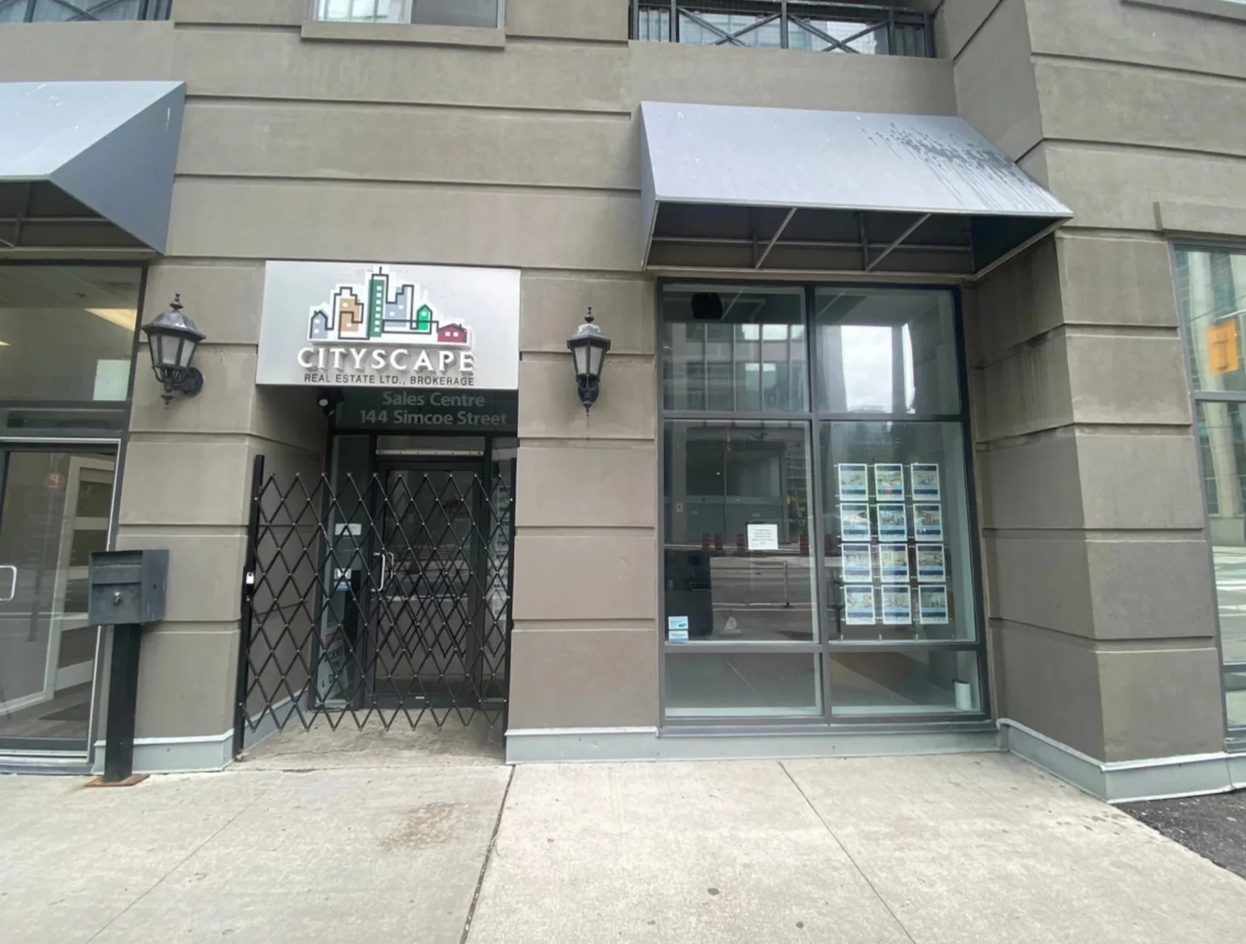 144 Simcoe St