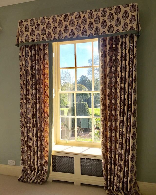 So thrilled to see these beautiful curtains finally hanging in their rightful place! This @robertkime &lsquo;Indian Pear&rsquo; is just completely delicious, a favourite of mine and it sits so well against the walls - painted in &lsquo;Sobek&rsquo; f