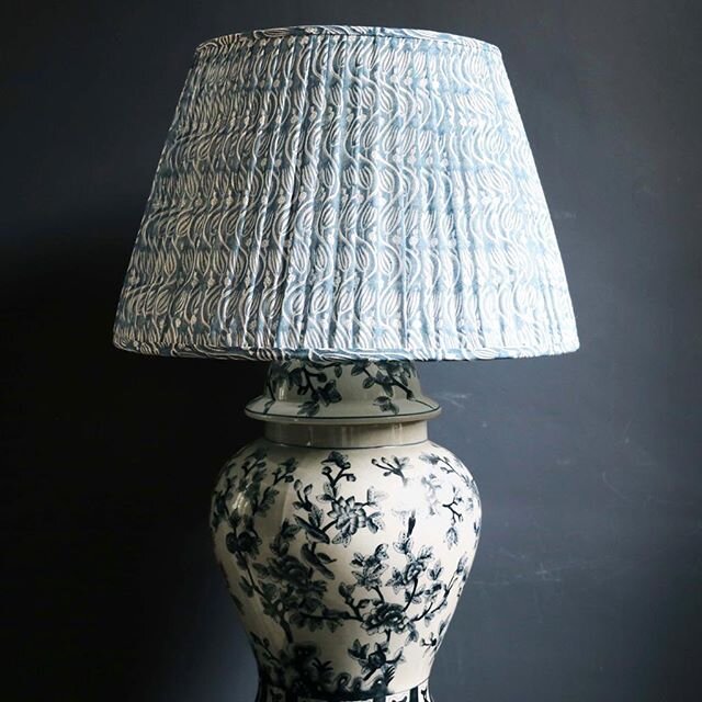 Trying with all the will in the world to get that Friday feeling (not coming so easily today anyone else agree?!) but I am L💙VING this combination of one of our lamp bases with @shenouk_uk &lsquo;Jodhpur&rsquo; lampshade. We have a huge selection of