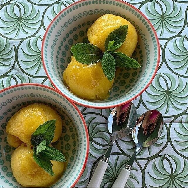 💛💚I love everything about this💛💚 not least of all these bowls of mouthwatering mango and passion fruit sorbet artfully created by @geecartwrightcookery  For creative summer entertaining, I can&rsquo;t recommend her recipes enough. They&rsquo;ve k