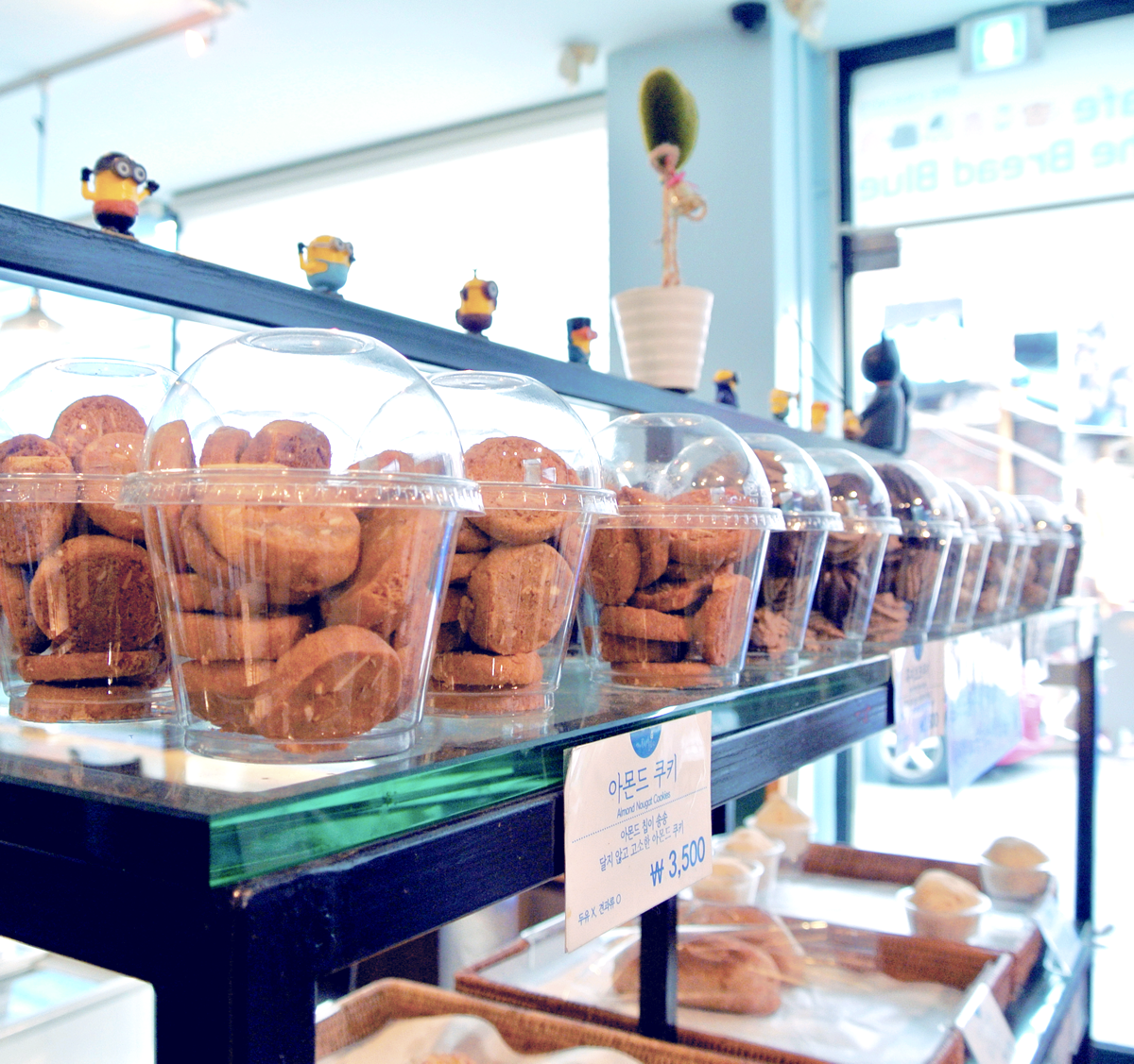 Almond cookies and more! The little decorations all over the Cafe The Bread Blue are adorable, too~