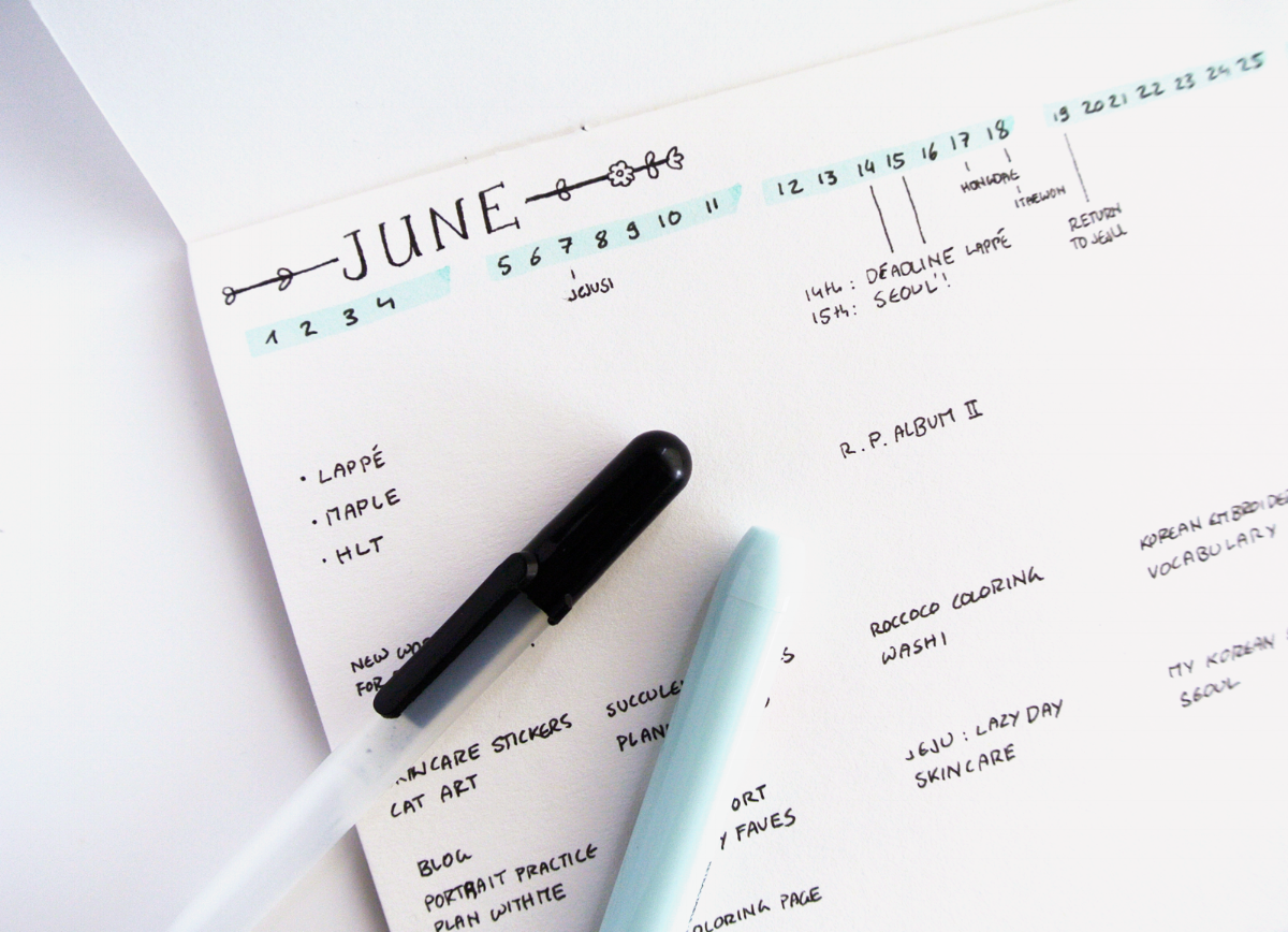 Love how this monthly spread in my bullet journal looks - now, at least. Everything gets messy by the end of the month haha. The combination of a mint green marker and a simple black gel pen tickles both my inner minimalist and pastel color fanatic, and the tiny doodles turned out nicely, too. The full monthly bujo setup, my habit trackers, and creative doodle ideas are on the blog!