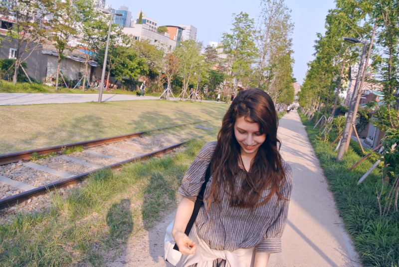 You can see what Korea's summer humidity does to my hair... is it curly? Is it wavy? Straight? WHO KNOWS.