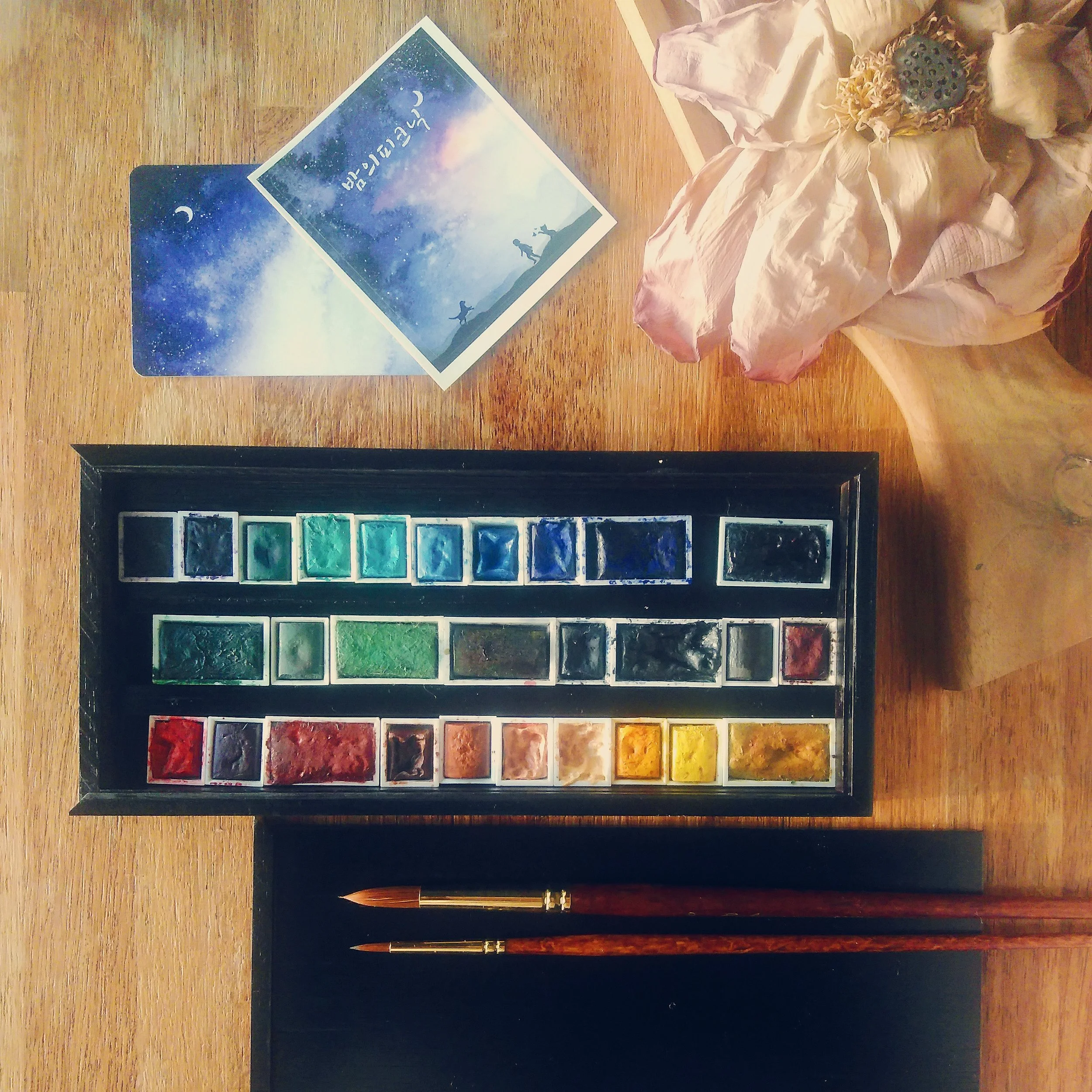 My Winsor & Newton watercolor pans got a new home in this wooden case! The old metal case I'd originally gotten these in had gotten really battered over the last two decades (it was second hand) and I longed for something more minimalist and, to be honest, Instagram picture friendly. :)