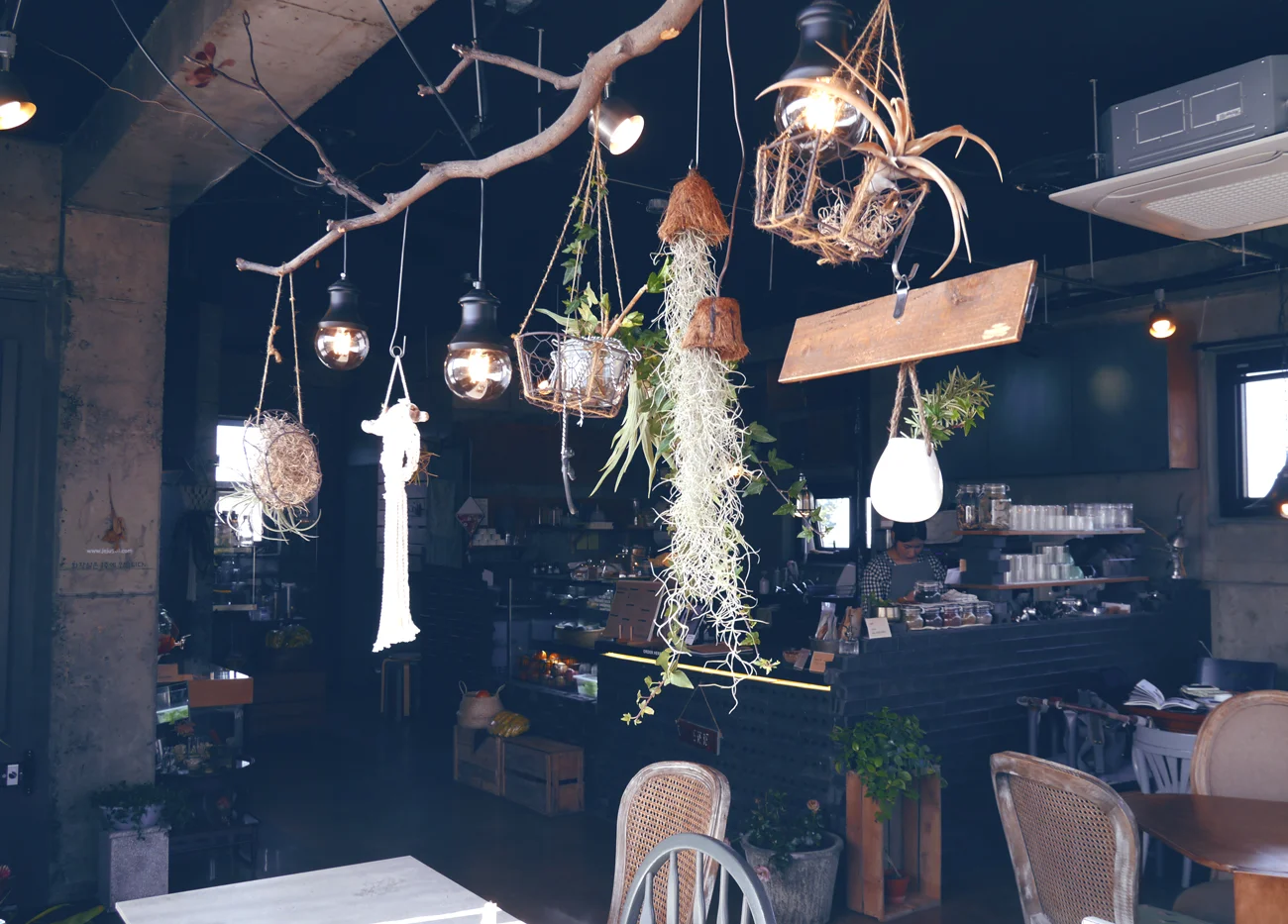 Travel Guide to Jeju Island: Detox CAFE 901 With a focus on organic ingredients and healthy meals, Cafe 901 on Jeju is a rare find in that it is completely vegan. While you can find restaurants focused on traditional plant-based and Buddhist inspired cuisine as well as vegan options at small cafes, an entire cafe with just vegan food on the menu is a novelty around here.