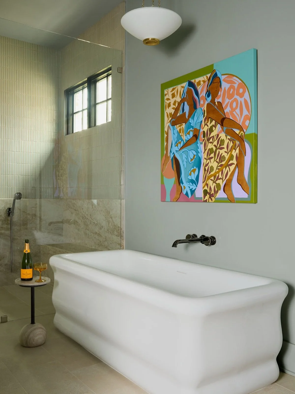 Looks like a perfect place to spend a Sunday afternoon to me! 
Designer: @lovelace_studios 
📸: @sarahvoigtphotography 
Placed by @goetzeartdesign

#memphistn #memphisdesign #vestahome #bathroomgoal #veuve_clicquot