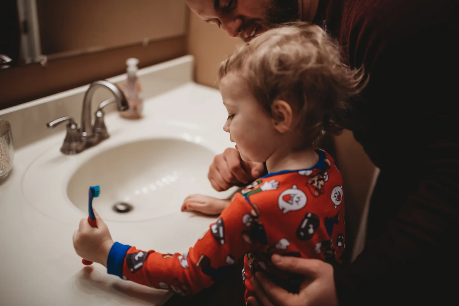 lifestyle-family-photographer-kentucky-brushing-teeth