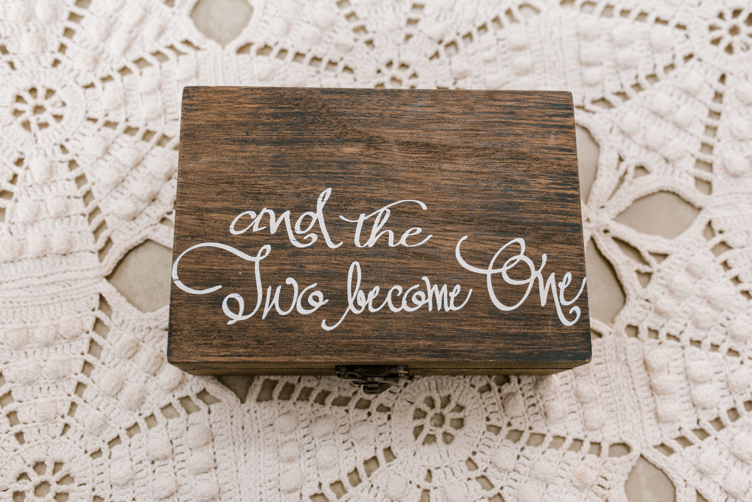 lexington-kentucky-wedding-photographer-ring-box