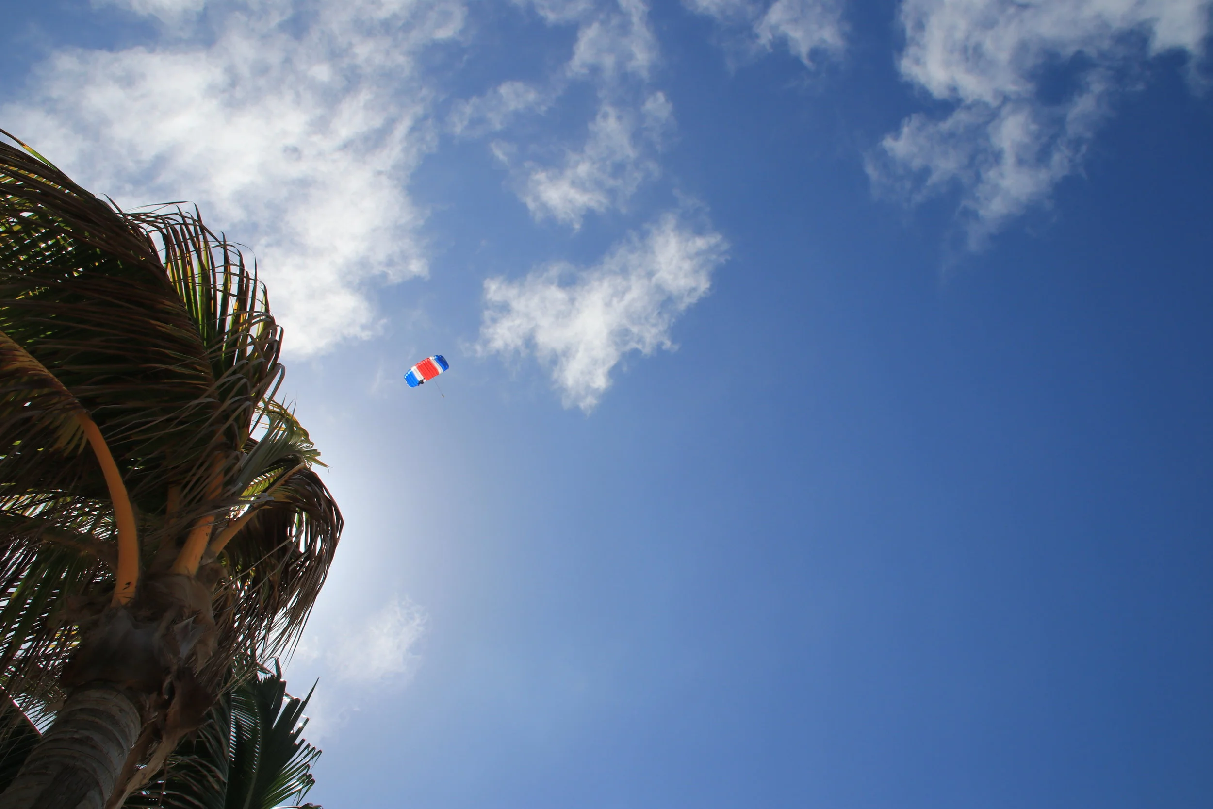 IMG_0812-parasailer.JPG