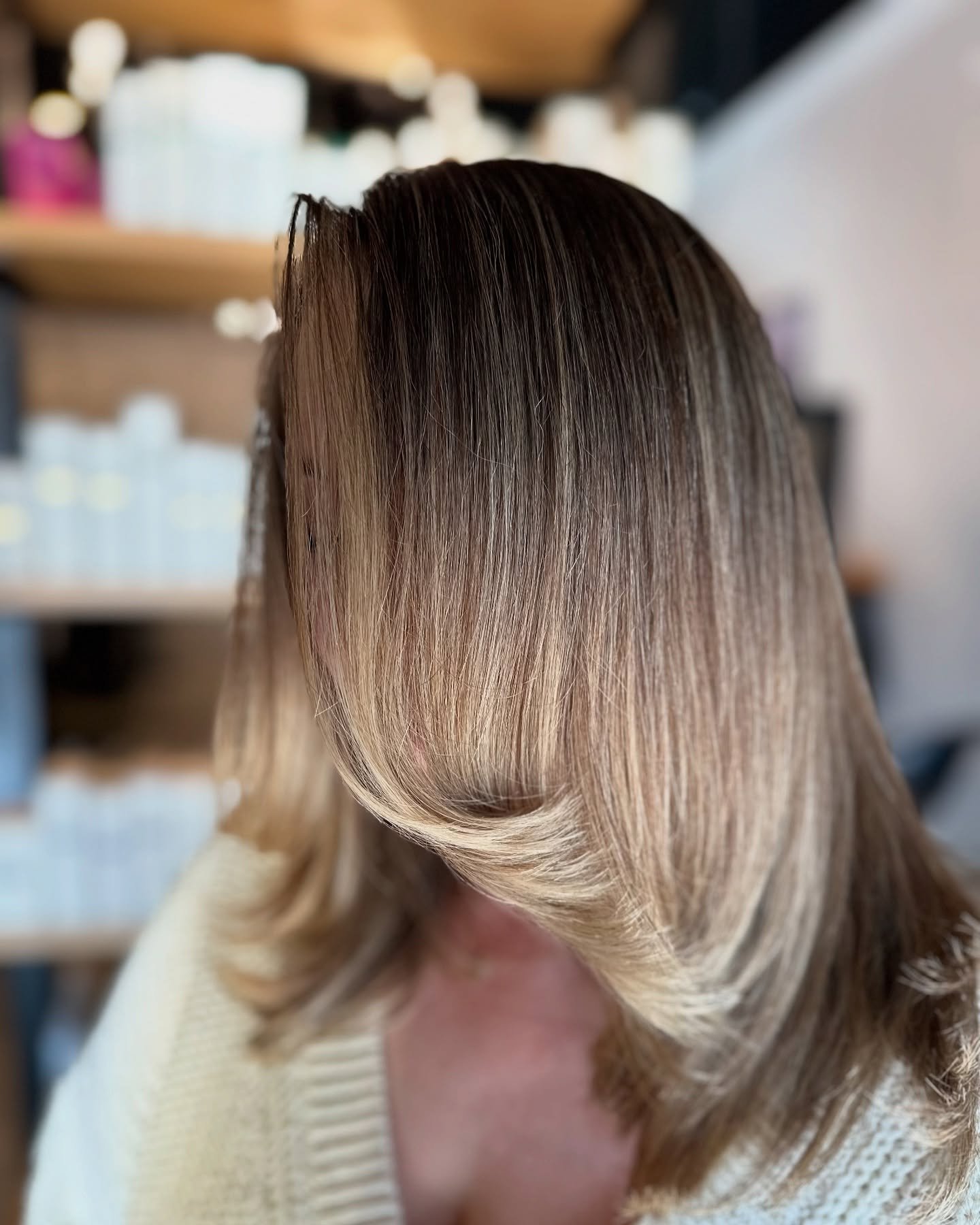 blonding and fresh layers for this babe 

color by @carterhaircolor 

cut by @hairbymatthewbenson