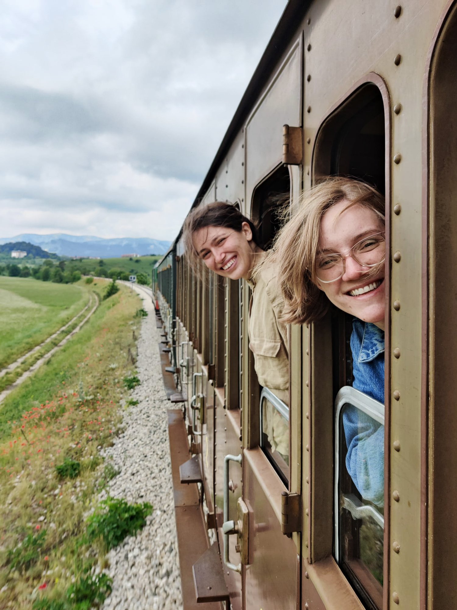 04.Students Lauren Gideonse and Adriana Giorgis on the train_Image Credits Visualazer .jpg