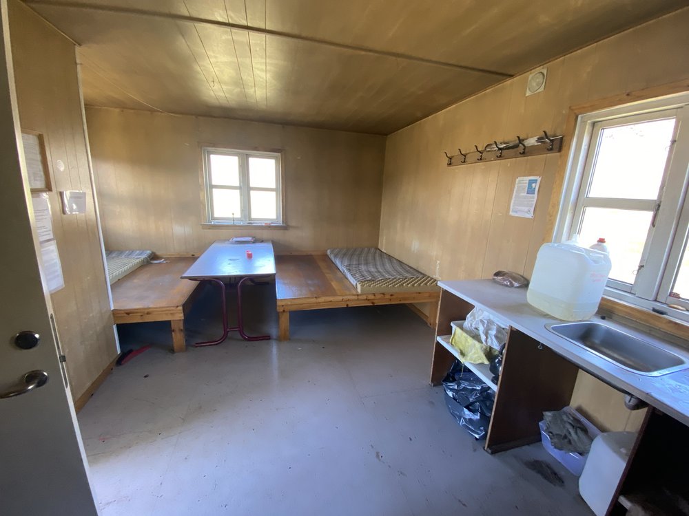 Eqalugaarniarfik Interior - bunks and table
