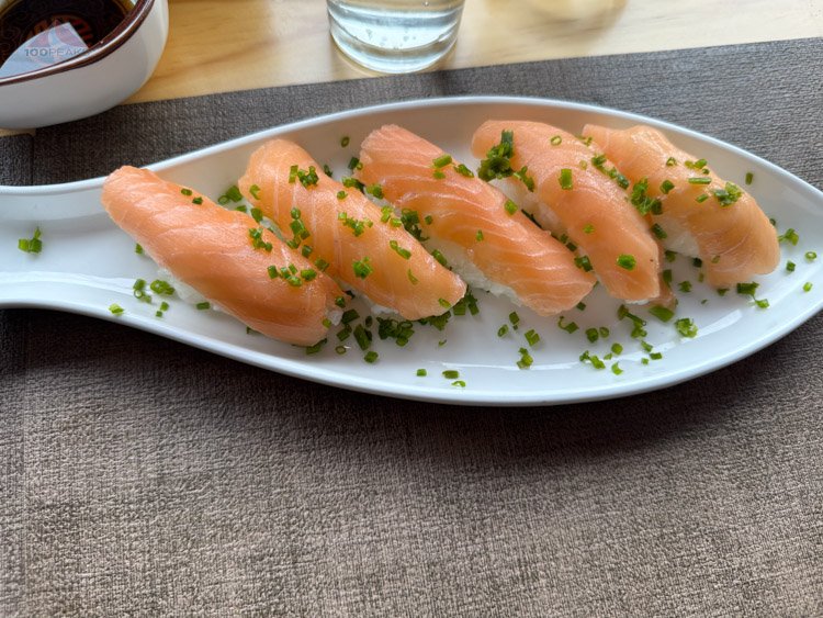 Salmon nigiri