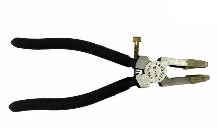 PRP-7 Leponitt 6-1/2" Springed Runner 22mm jaw; 6-1/2"(165mm) long. Only 190g and smaller, with brass screw adjustment ensures proper jaw settings for running a score but not crushing the glass. Rubbers cover the jaw to ensure longer life. PRP-7-R replacement rubbers are available.