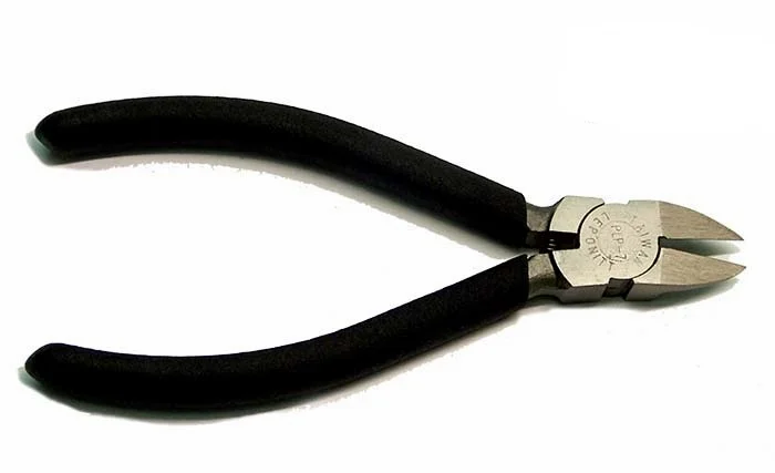 PLP-7 Leponitt Super Lead Dyke Blade edge treated by supersonic harden to ensure in good shape. Skip-free plastic on handle and high carbon steel on axle. Besides lead came, it can also cut brass wire and others.