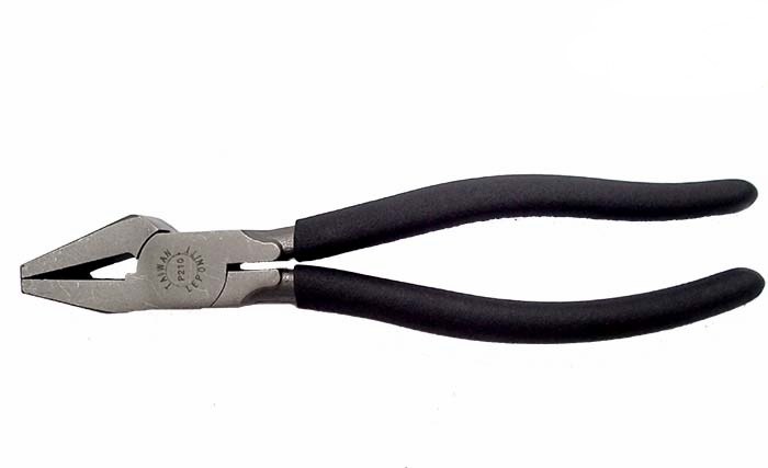 P210 Leponitt Drop Jaw Pliers 1"(25mm) jaw width, 8-1/2"(220mm) long, ideal for 3~12mmT glass. The flat upper jaw supports the top surface of the glass, while the lower hooked jaw enables glass to be cleanly opened at the cut line.