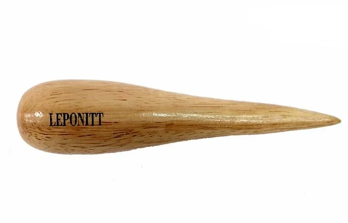 SFID Leponitt Wooden Fid 5"(127mm) in length, with clear lacquer finished. Designed to fitcomfortably in your hand.