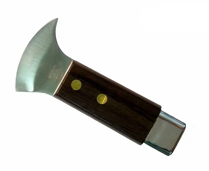 SLK-02 Leponitt Lead Knife Size: 5"×2-1/2"×1/2" 2mm for blade thick Designed for safety. Stainless steel blade retains edge. Features a comfortable handle with a copper inlay for glazing.