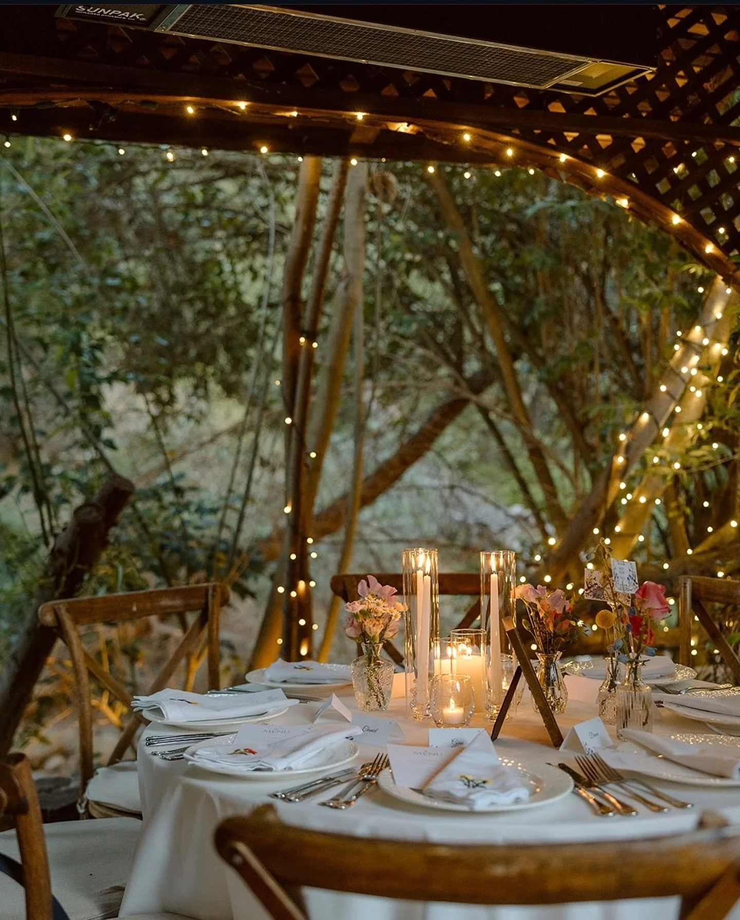 🍁As the canyon cools and the leaves turn, the Inn becomes even cozier. Slow down for a fall night under the lights. 🍂