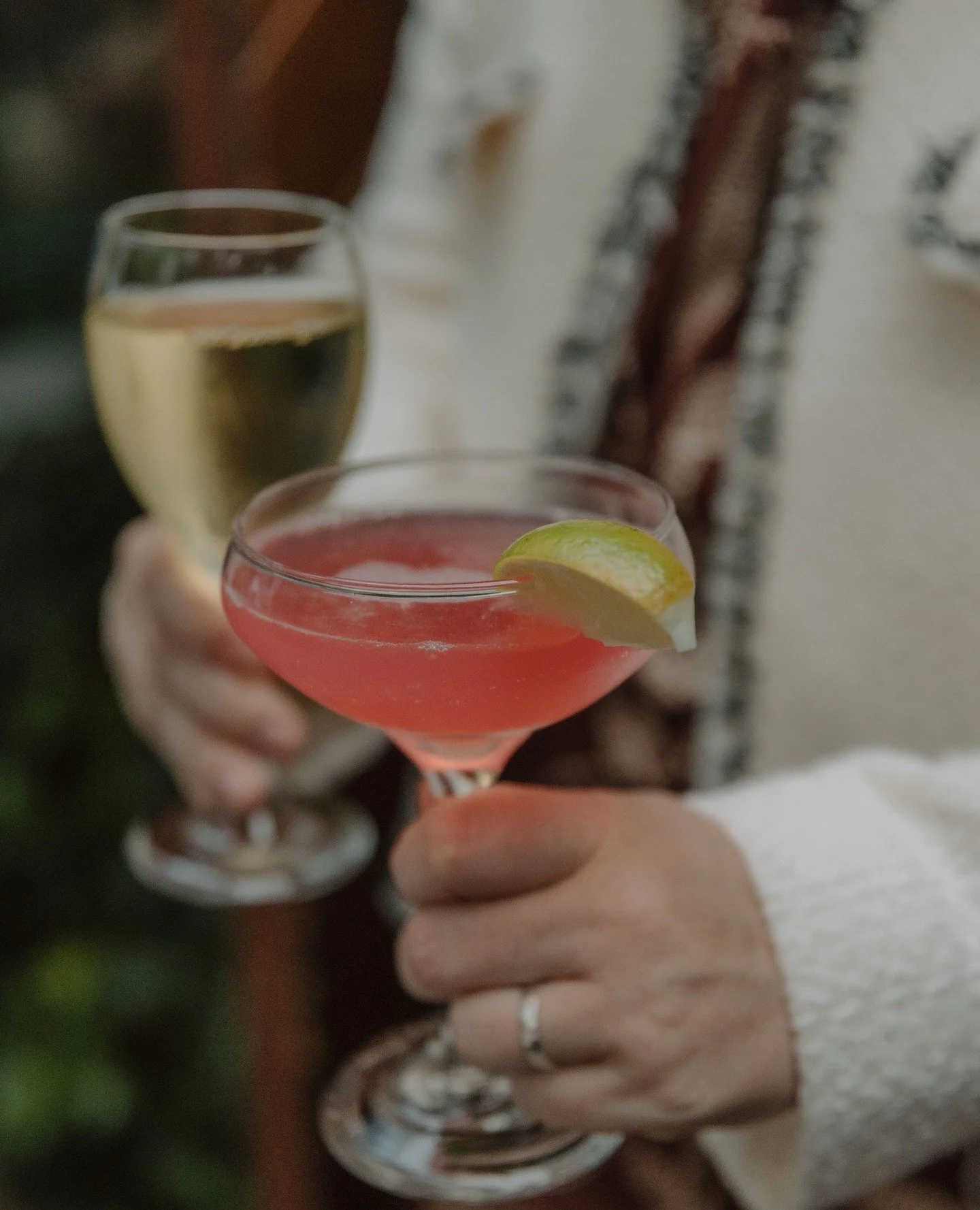 Golden pours, soft light, and a glass that holds the promise of the evening. 🥂⁠
Because every love story deserves a perfect cocktail.⁠
⁠
⁠📷️ @christykendallphotography⁠
⁠
⁠
⁠
⁠
#CocktailRomance #RomanticDining #SeventhRayMagic #TopangaNights #Craft