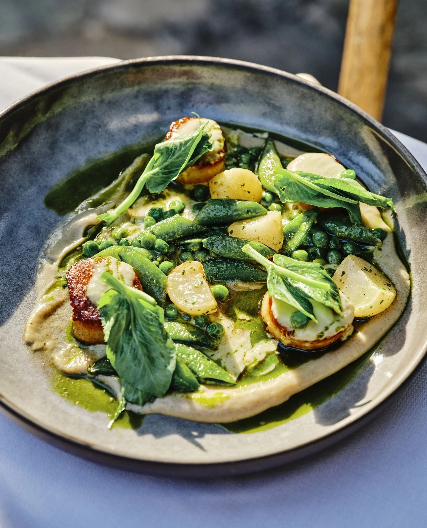 Our pan-seared Hokkaido scallops sit over a velvety celery root pur&eacute;e with snap peas, English peas and baby turnips. Topped with roasted onion soubise and adorned with pea tendrils tossed in a bright apple cider vinaigrette.⁠
⁠
The kind of dis