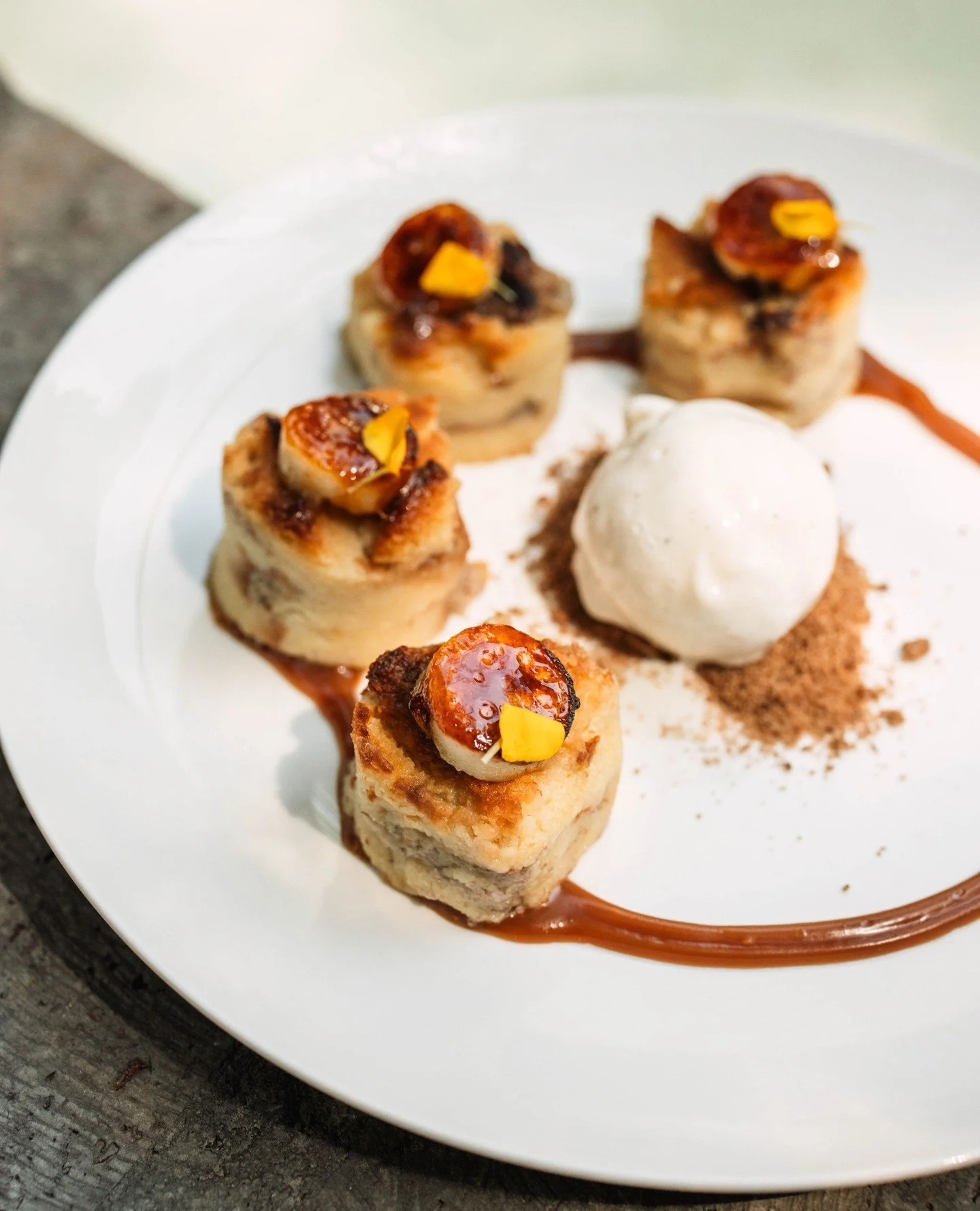 There&rsquo;s something about ending the night like this.⁠
Our banana bread pudding, made from house baked bread with real vanilla bean and perfectly ripened bananas, layered with warm caramel and a cinnamon sugar streusel. Finished with br&ucirc;l&e
