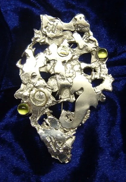 Seahorse and peridot brooch 