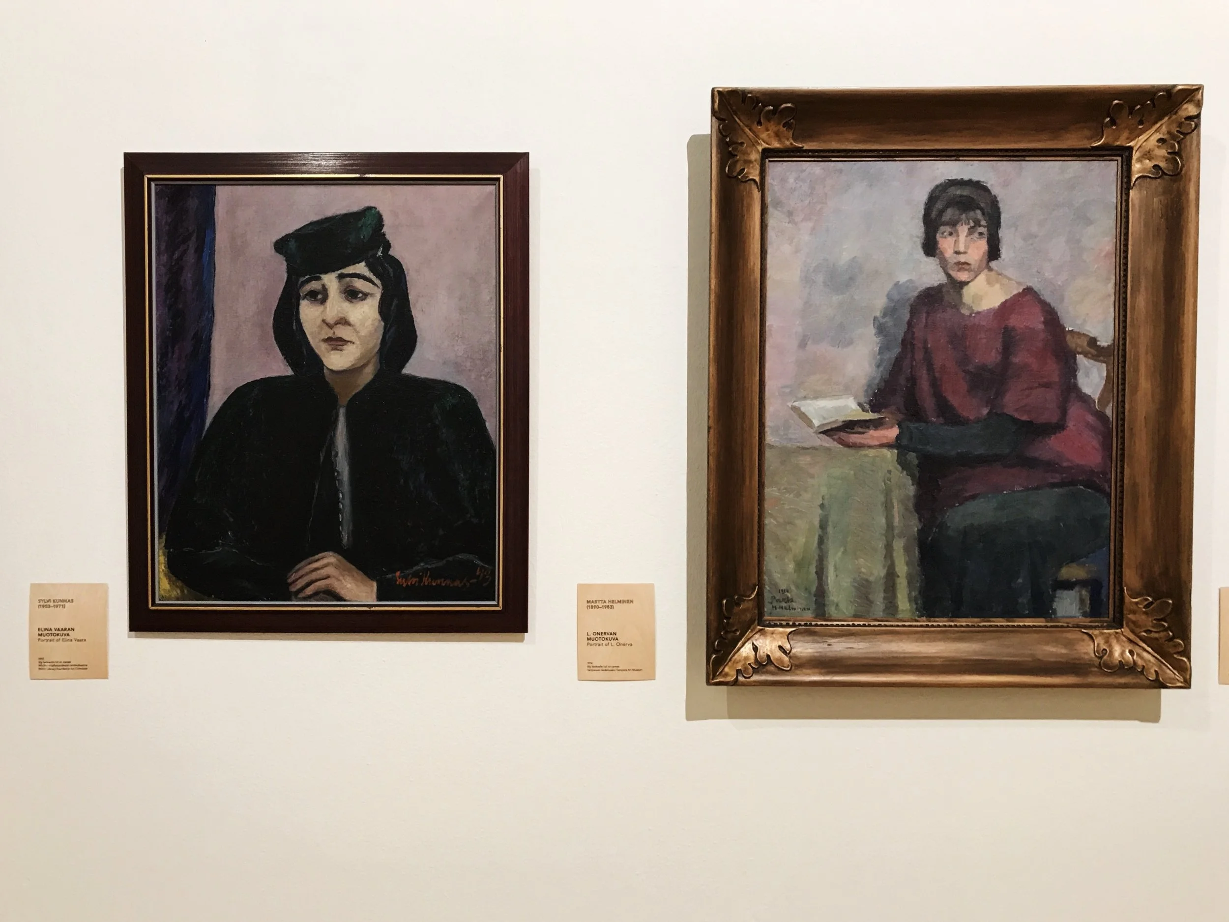 Vasemmalla Sylvi Kunnas: Elina Vaaran muotokuva, 1943 öljy kankaalle. Oikealla Martta Helminen: L. Onervan muotokuva, 1914 öljy kankaalle.