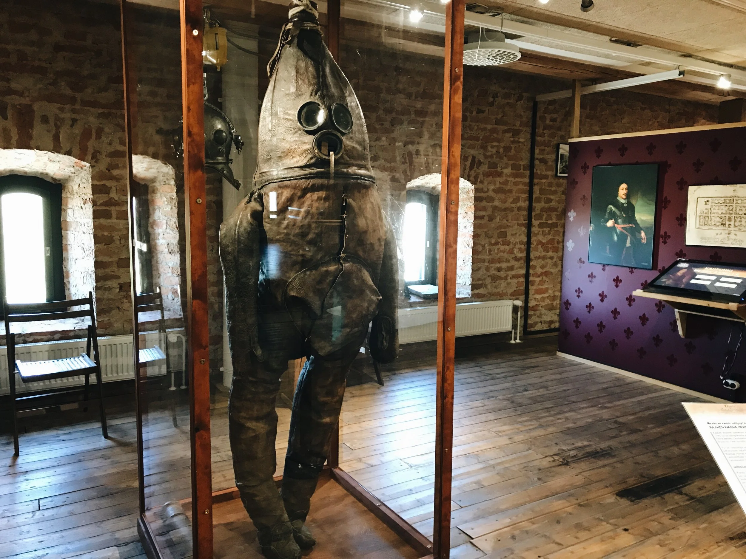Kaupungin kuuluisuus Wanha herra on maailman vanhin sukelluspuku. Kruununmakasiiniin siirretty puku on valmistettu vasikannahasta. Takana roikkuu puolestaan hieman uudempi sukelluskypärä, jota museovieraatkin saavat sovittaa päähänsä.