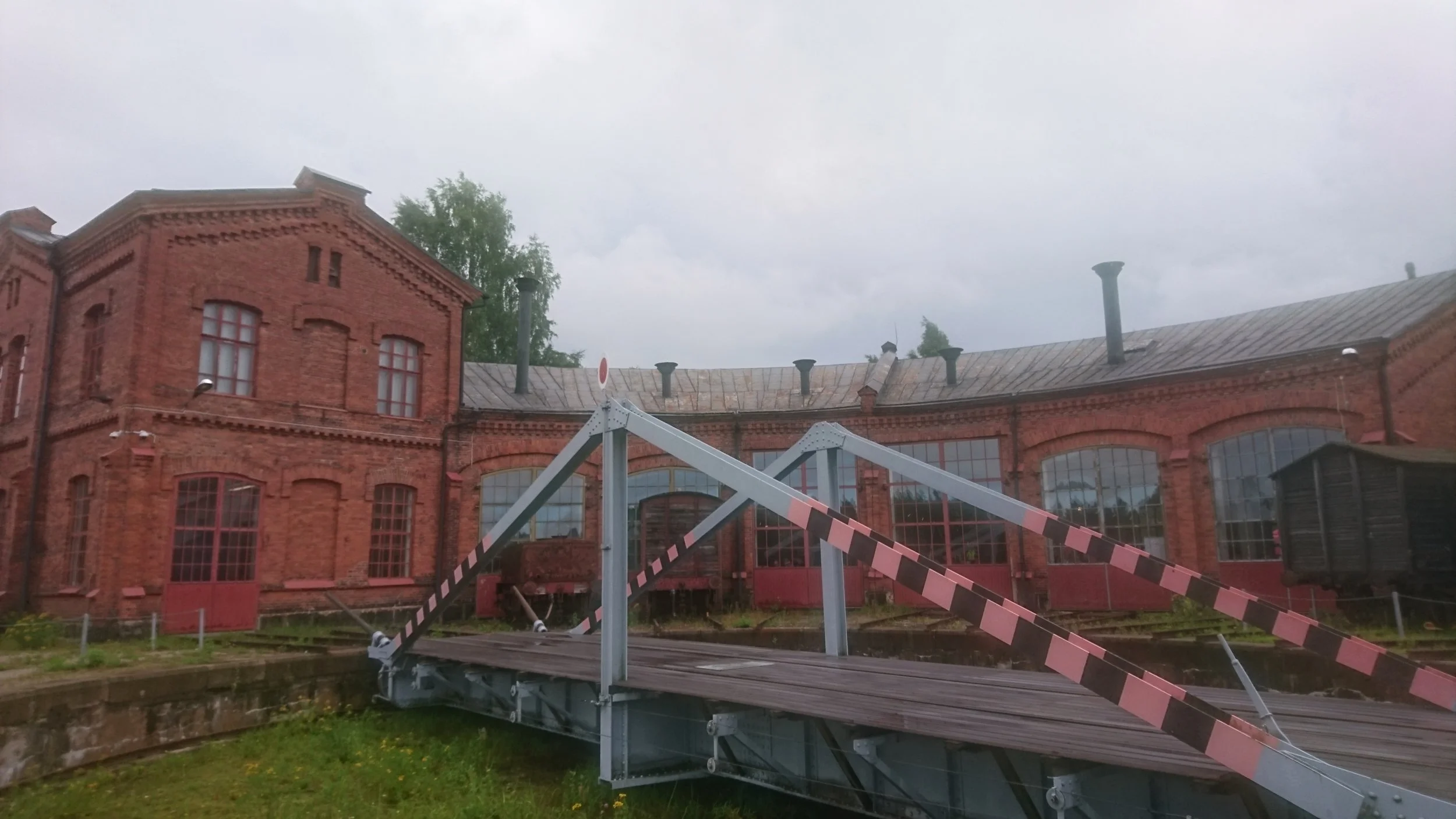 Osa museorakennuksesta (veturitalli) takaa kuvattuna. Kuvassa myös kääntöpöytä.