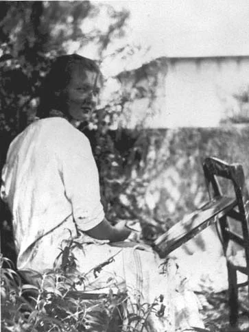 Charlotte Salomon maalaamassa isovanhempiensa puutarhassa, noin vuonna 1939.