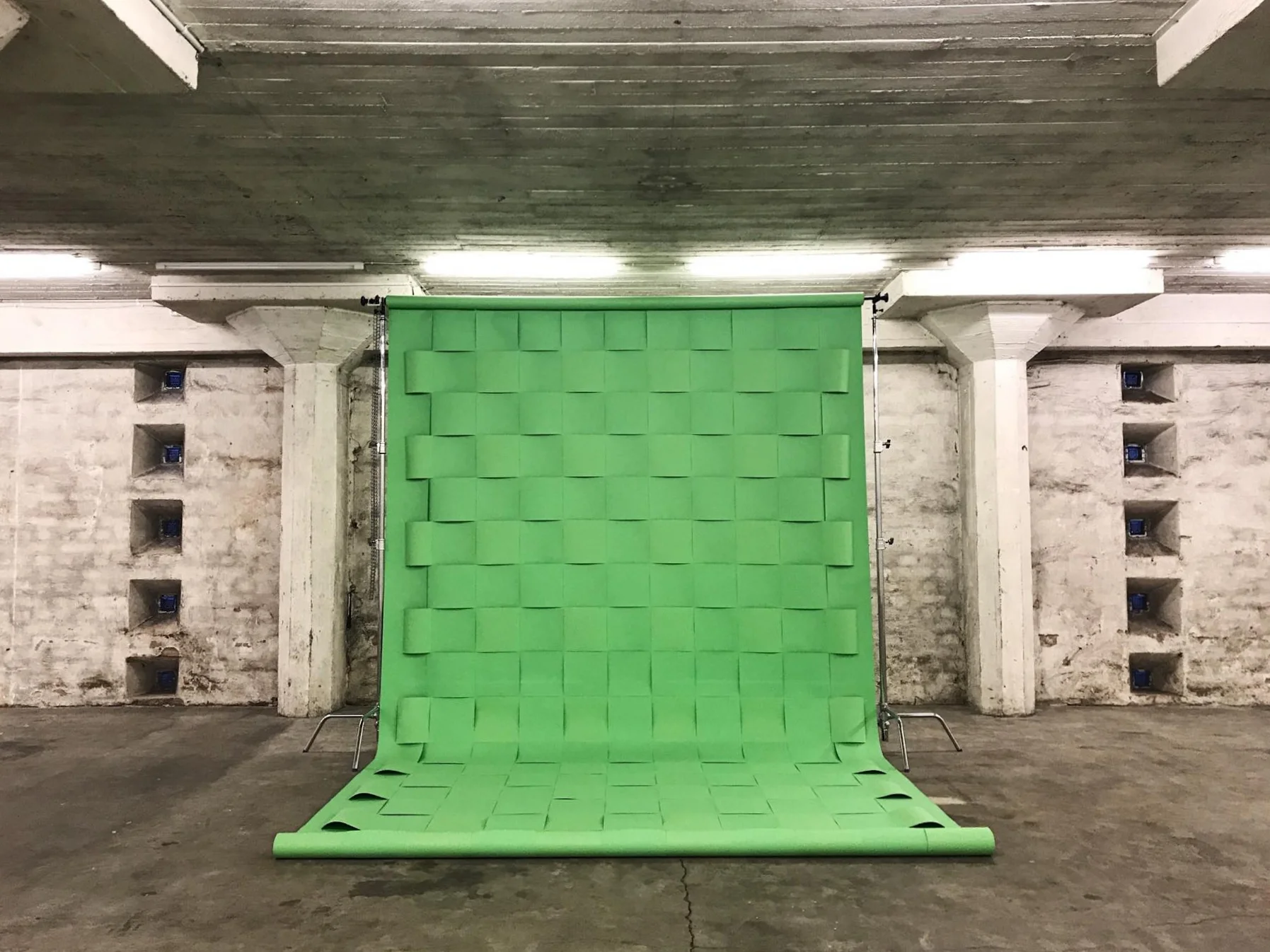 Christian Andersson on pystyttänyt valtaisan teoksensa Chroma Key Twine (2016) keskelle toista galleriatilaa. 